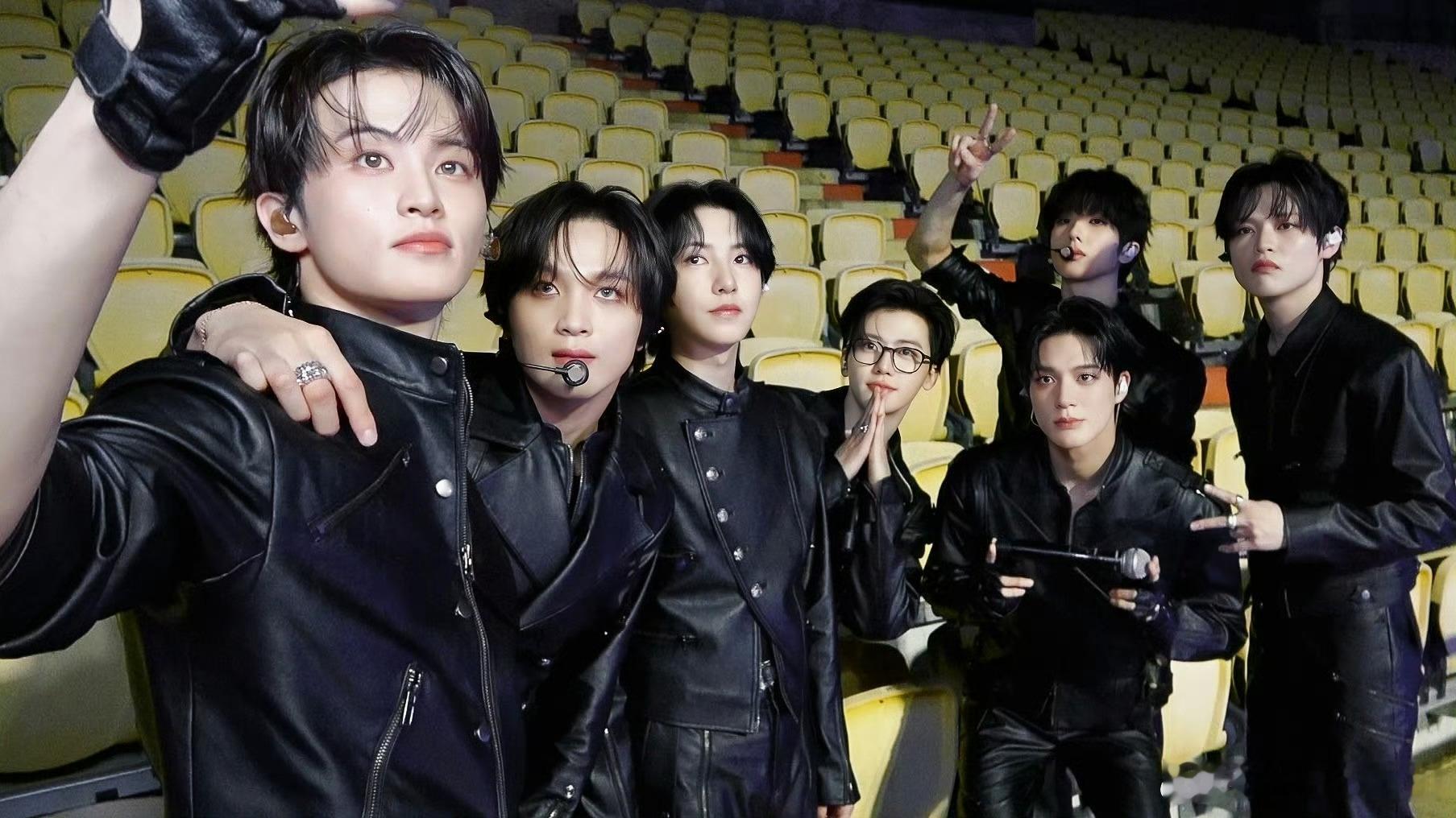 谁敢信这啊官方发的图啊，是用的一键美颜吗，假睫毛都给P上去了