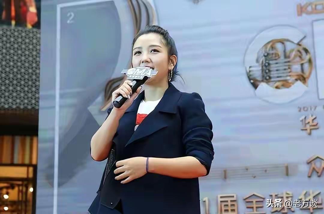 何洁，曾经的超女，当时也是红遍大江南北，想不到再次进入大家的眼帘是她带着四个孩子