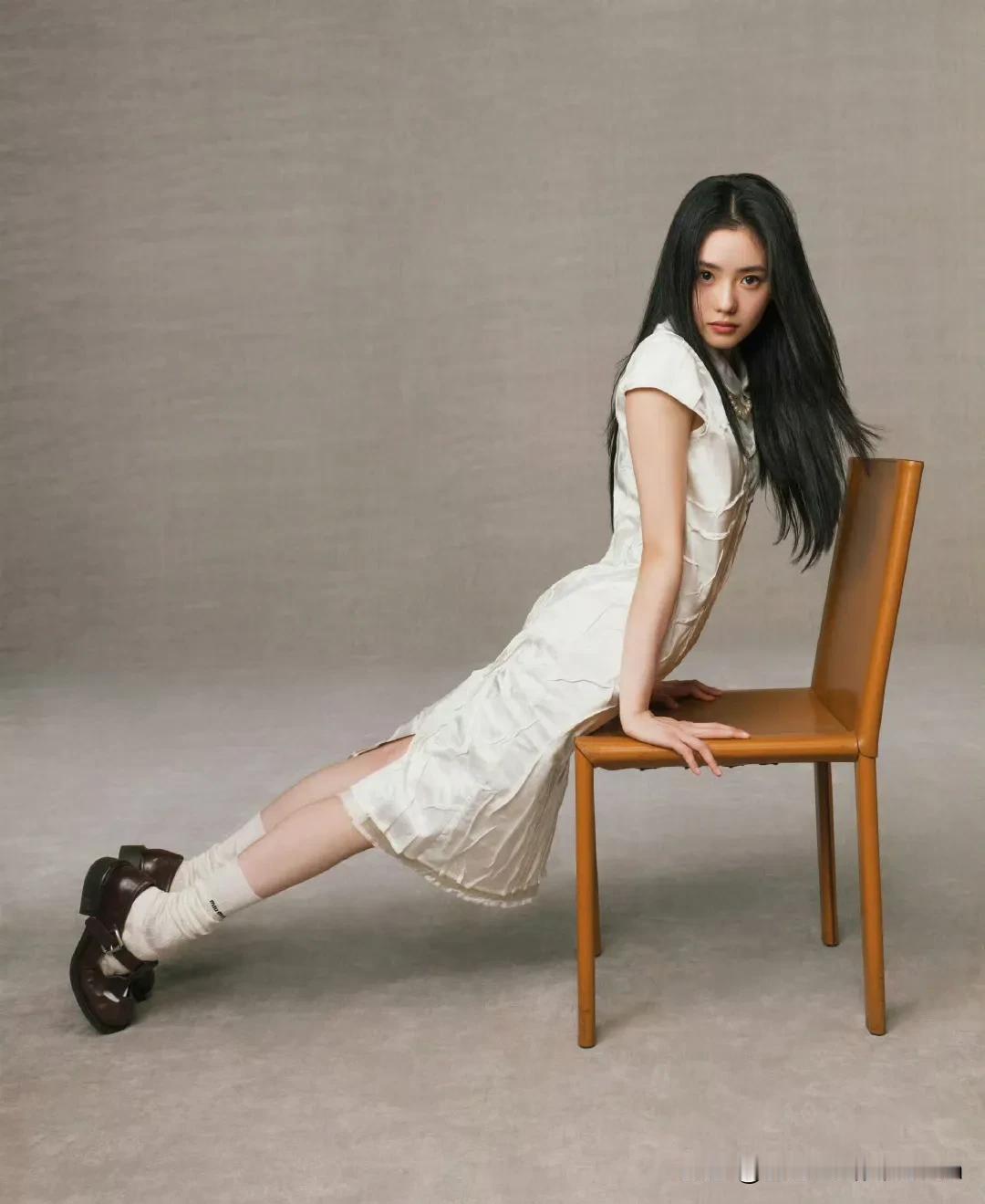 刘浩存优雅与俏皮的完美结合，白色连衣裙与棕色靴子的时尚碰撞