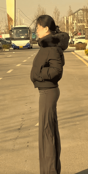 背影S！
在这个赛道上，她说第二，好似没有人说第一了。
她的一举一动，有点电视剧