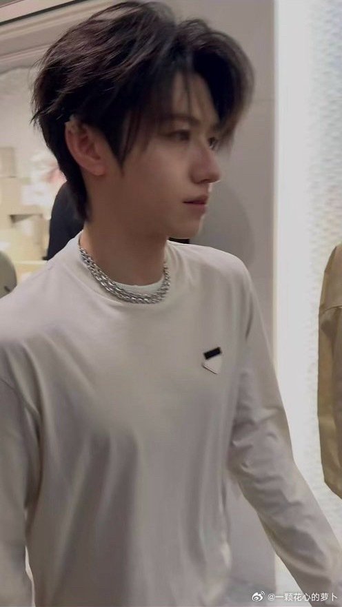 朱志鑫北京线下活动造型 朱志鑫北京线下活动造型，帅气清爽少年气，平等的羡慕每一个