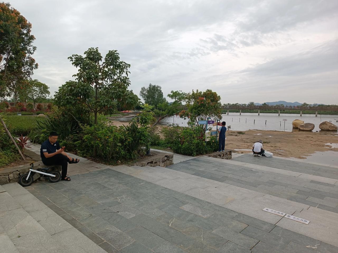 随手拍的美景
山清水秀
风景优美
空气清新
令人流连忘返
得闲去走一走
散散步，