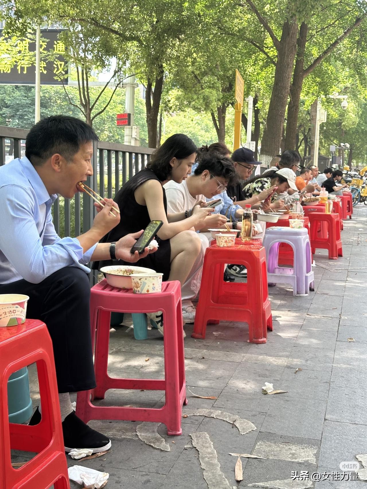 这一碗的含金量
第一次这样吃饭
有那么好吃吗