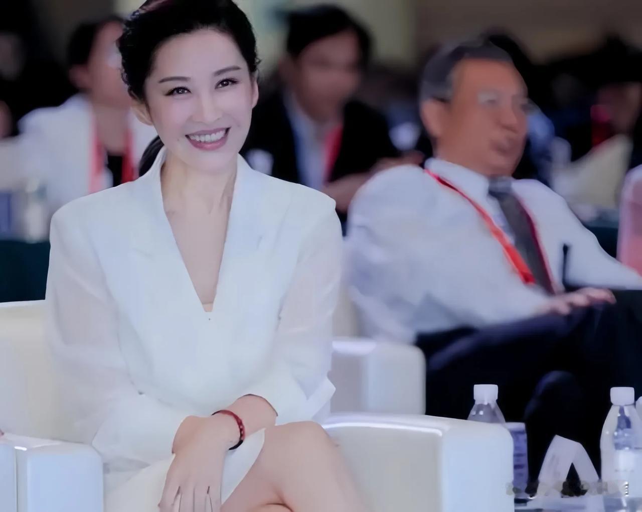 54岁的许晴至今单身，让许多网友好奇不已。她曾坦言，如果那个人还在，她会选择嫁给