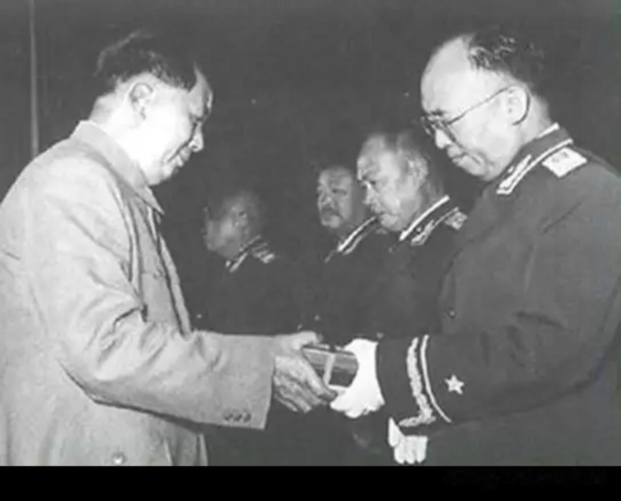 “斥鷃每闻欺大鸟，昆鸡常笑老鹰非”。
主席《七律·吊罗荣桓同志》中这两句。
  