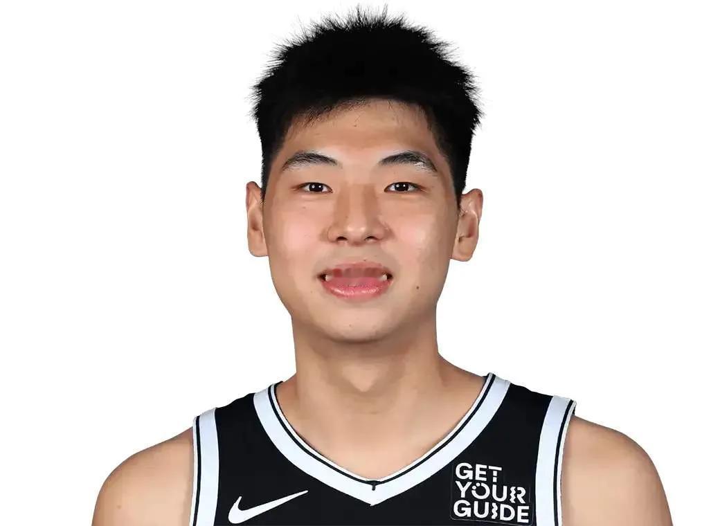 小崔心里苦啊，本来以为篮网是摆烂球队，那么垃圾时间会很多，小崔就会获得很多出场机