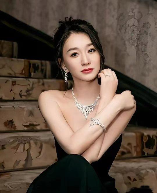 李小冉先天抽象圣体不必刻意凹造型制造氛围感，李小冉先天抽象圣体自带滤镜，一举一动