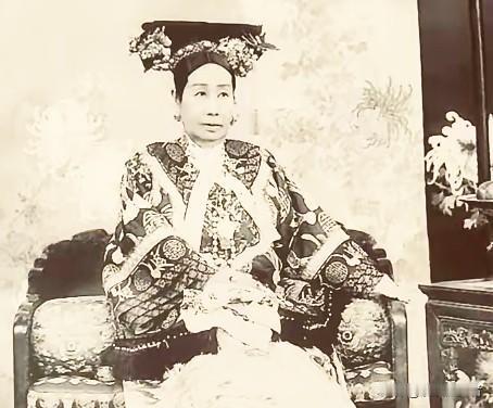 慈禧掌权47年，手无一兵一卒，却让满朝文武不敢动弹，靠的就是两张牌：一张是永远长