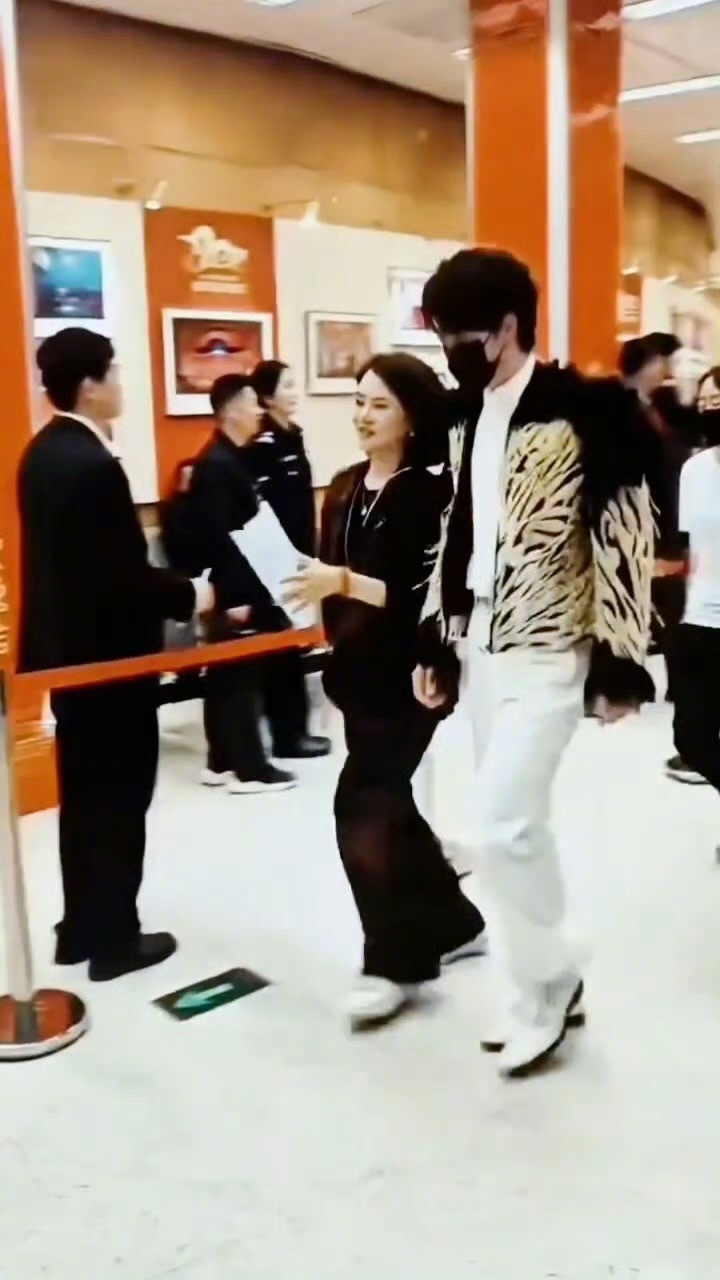 王一博马年春晚造型 王一博央视马年春晚造型曝光！黑金外套搭配白色长裤，帅哦！ 