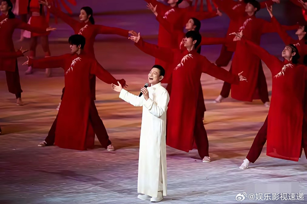 十五运开幕式刘德华64岁压轴！全开麦唱《中国人》，万人合唱泪目。​11月9日晚，