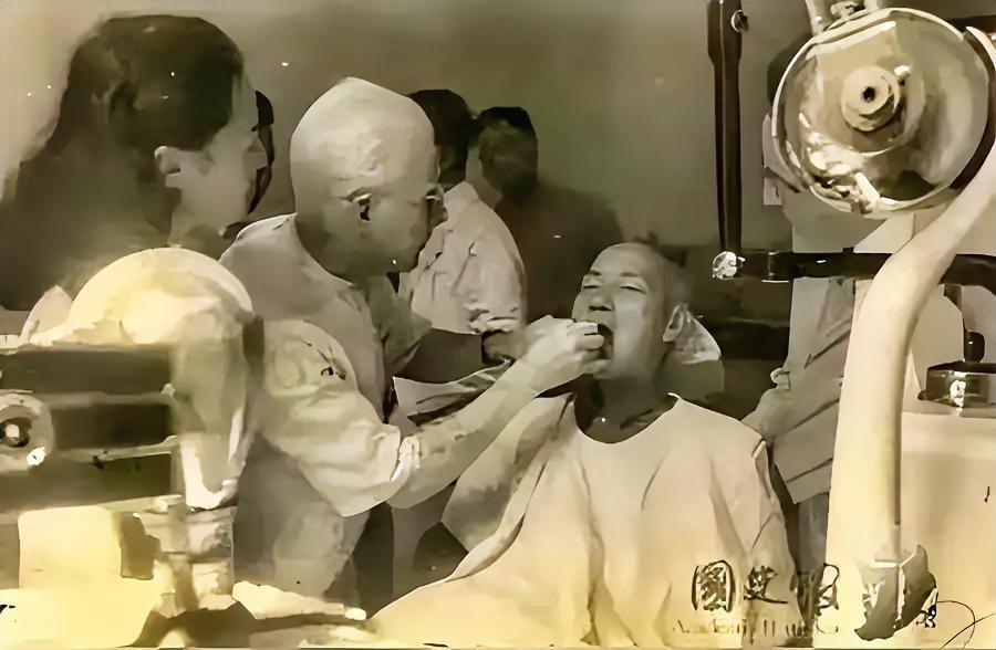 这是1949年蒋介石逃离大陆前在成都装假牙。
       据说蒋介是假牙是在西