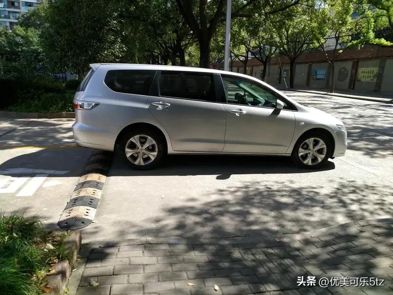 亲民的价格更是它突出的亮点。在众多同类型大六座车型还高高在上时，星光L以极具竞争