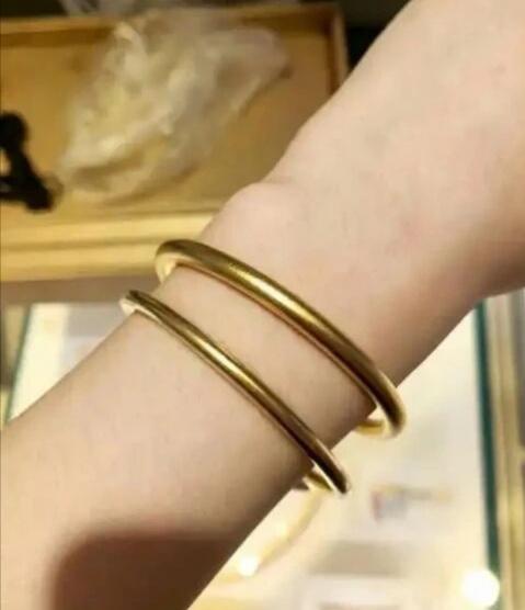 当女儿太不容易了，同事的妈妈离世前，特别交代要把同事给她买的45克黄金首饰，全部