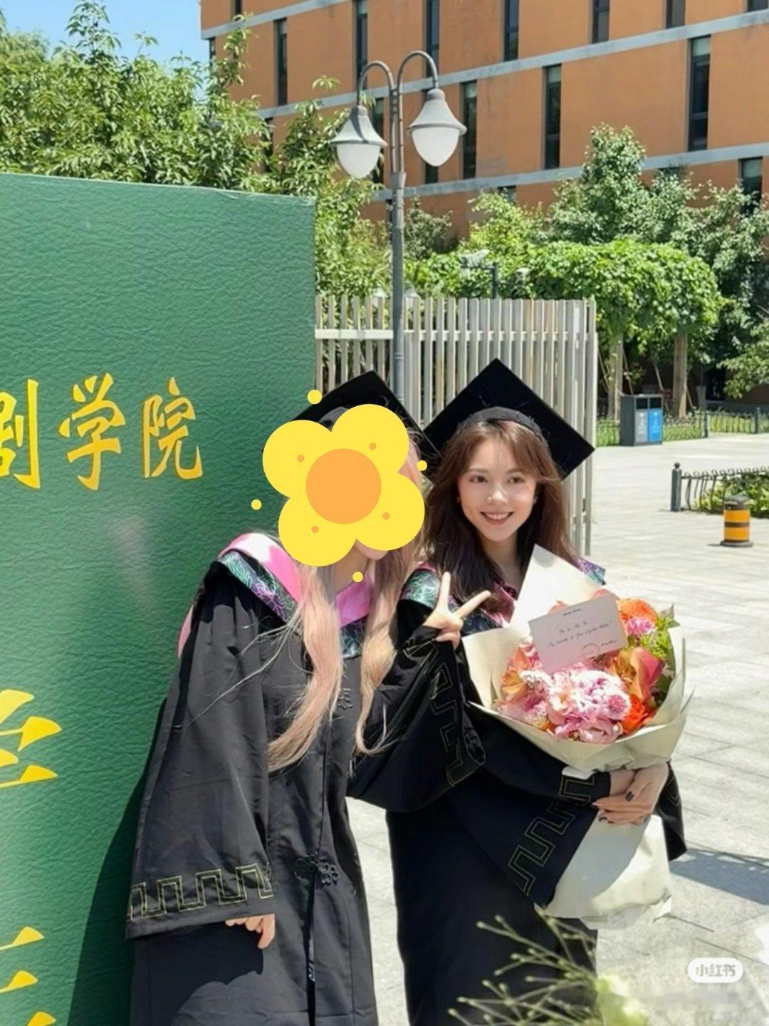 和赵今麦同框拍毕业照了🌾赵今麦001 毕业两年现在已是三平台四破万女主，就这个
