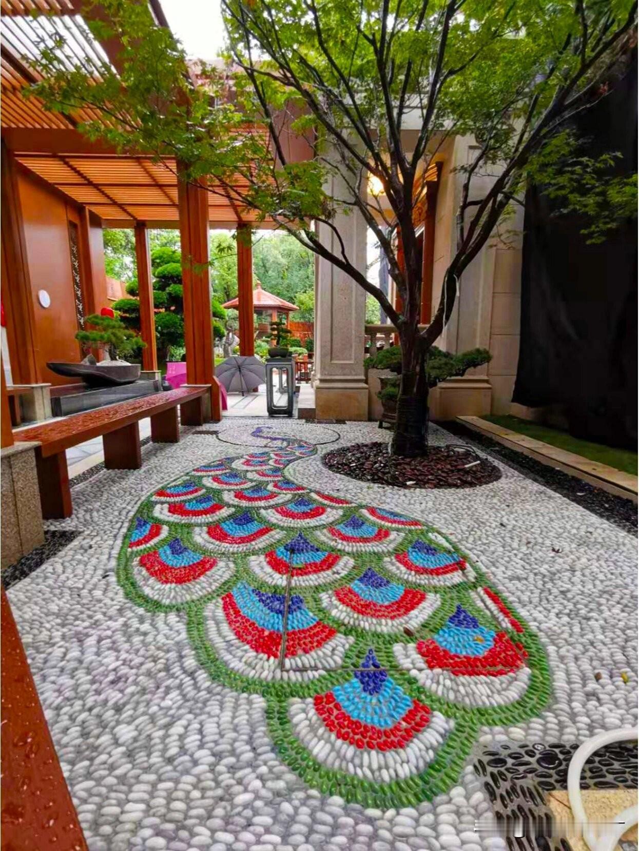 前几天有一个粉丝家人找到老丁，他说他特别喜欢雨花石铺贴的效果，因为自己家的庭院也