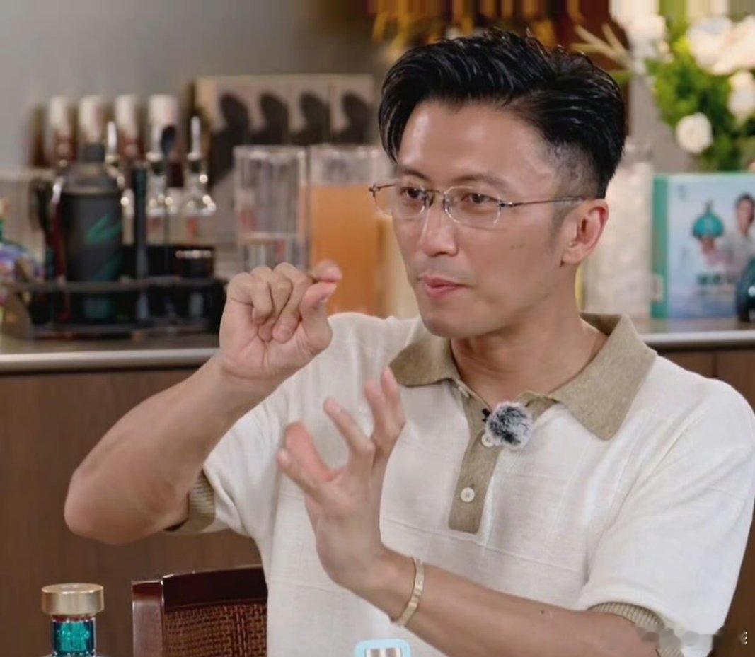 谢霆锋王菲情侣手镯这不就是咱80后当年的爱情嘛！那手镯就跟锁头似的，锁了26年。