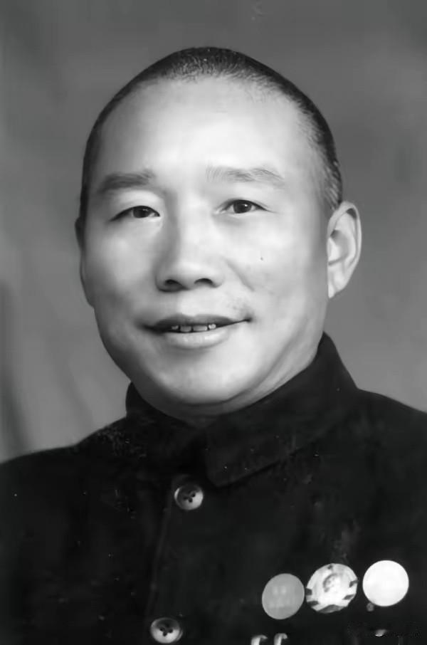 1948年，解放军清理战场时，救下一个落魄伙夫，念其可怜发了路费放行。谁料，这个