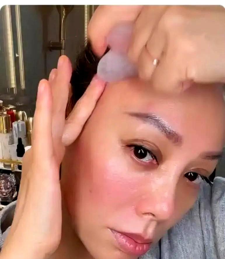 好家伙，连协和皮肤科都出来提了！

这阵子全网都在疯传“牛角梳刮脸”。

起因是