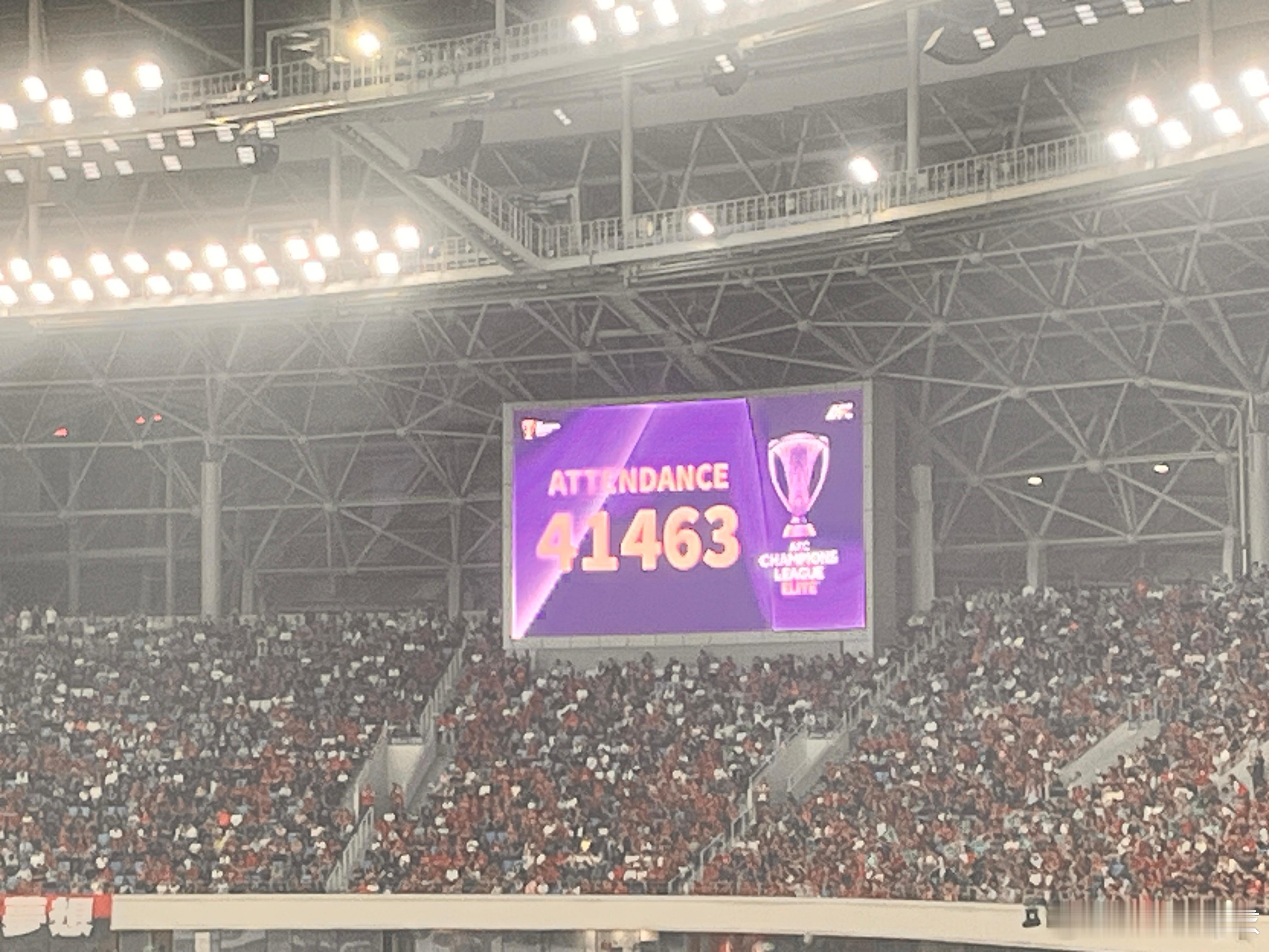 41463人！国庆中秋8天大长假，不少人要出去玩，五粮液体育中心依然坐满了球迷，