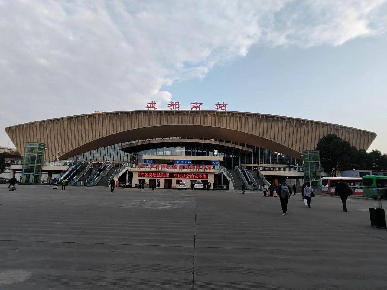 火车南站人潮如织，却不见半分拥挤混乱。旅客行色匆匆，脚步与指引同频，安检口队伍蜿