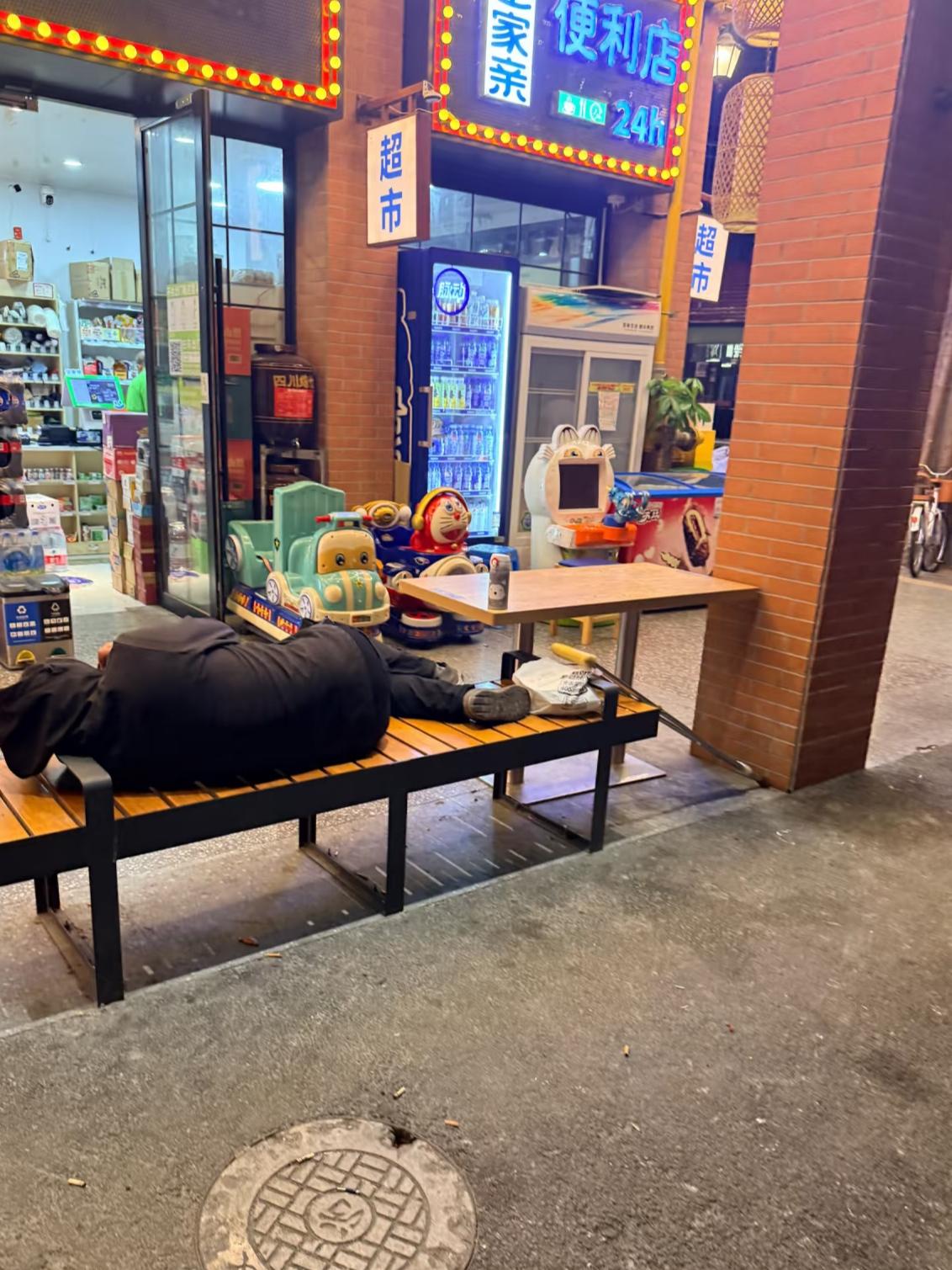 我半夜好几次都看见有人直接躺在大街上。
都说露天睡觉凉快，可这几天地面和椅子都发