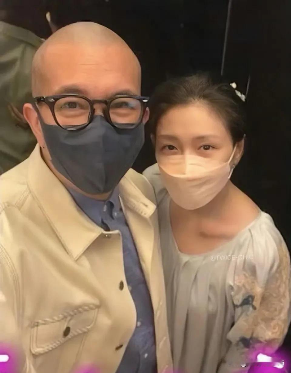 大S和具俊晔的电梯八连拍暴露了大S的经济状态已经很窘迫了。

第一，大S多件衣服