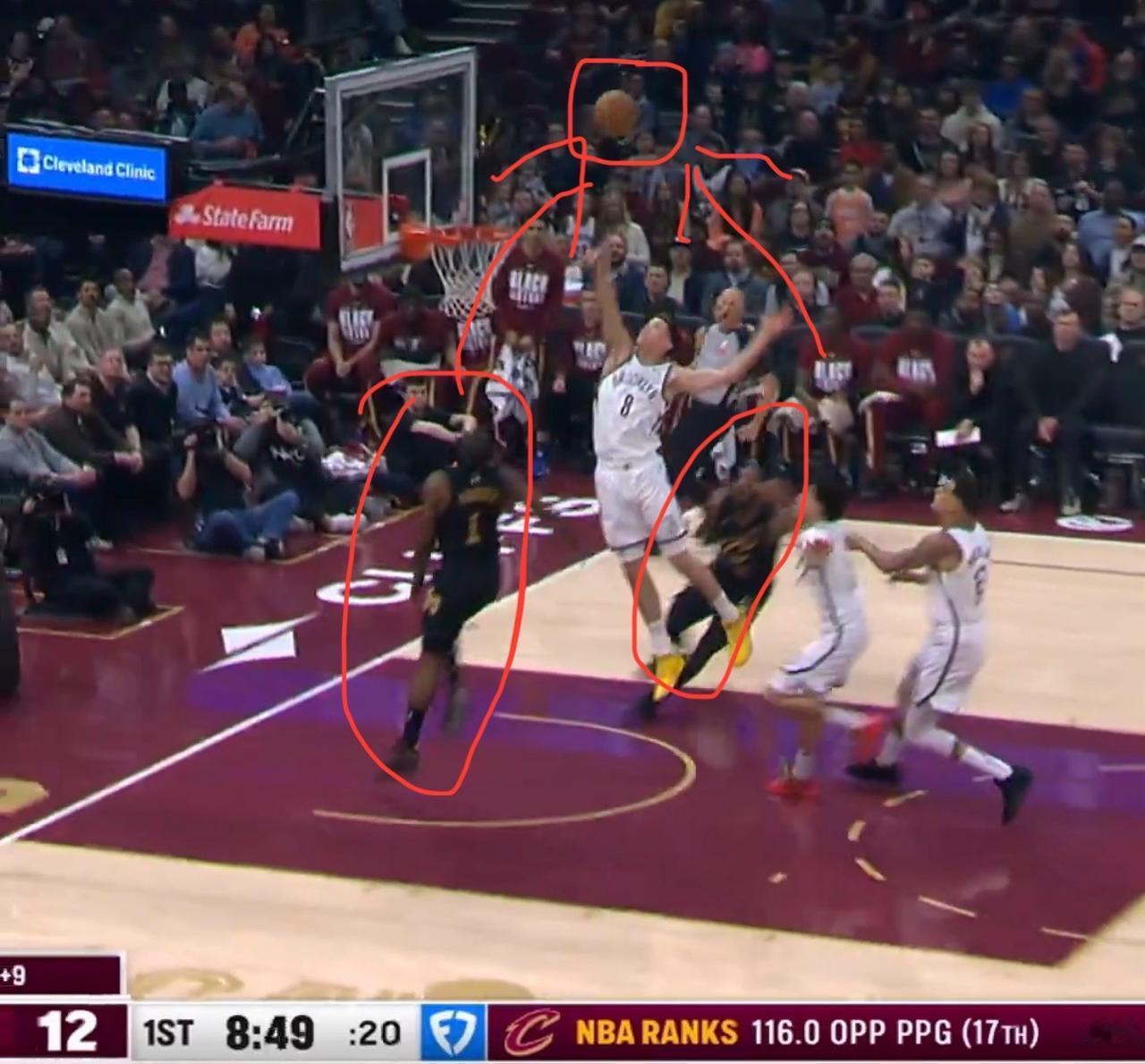 第一节8分49秒，哈登的这个传球，把球迷都看懵了！但米切尔随后的空接暴扣，瞬间让