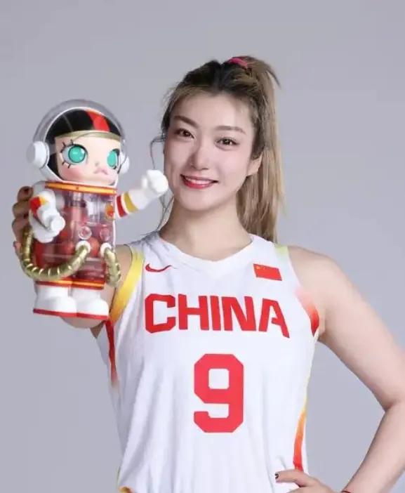 2025年8月，女篮国手李梦面临生涯关键节点。其税后500万年薪的四川队合同到期