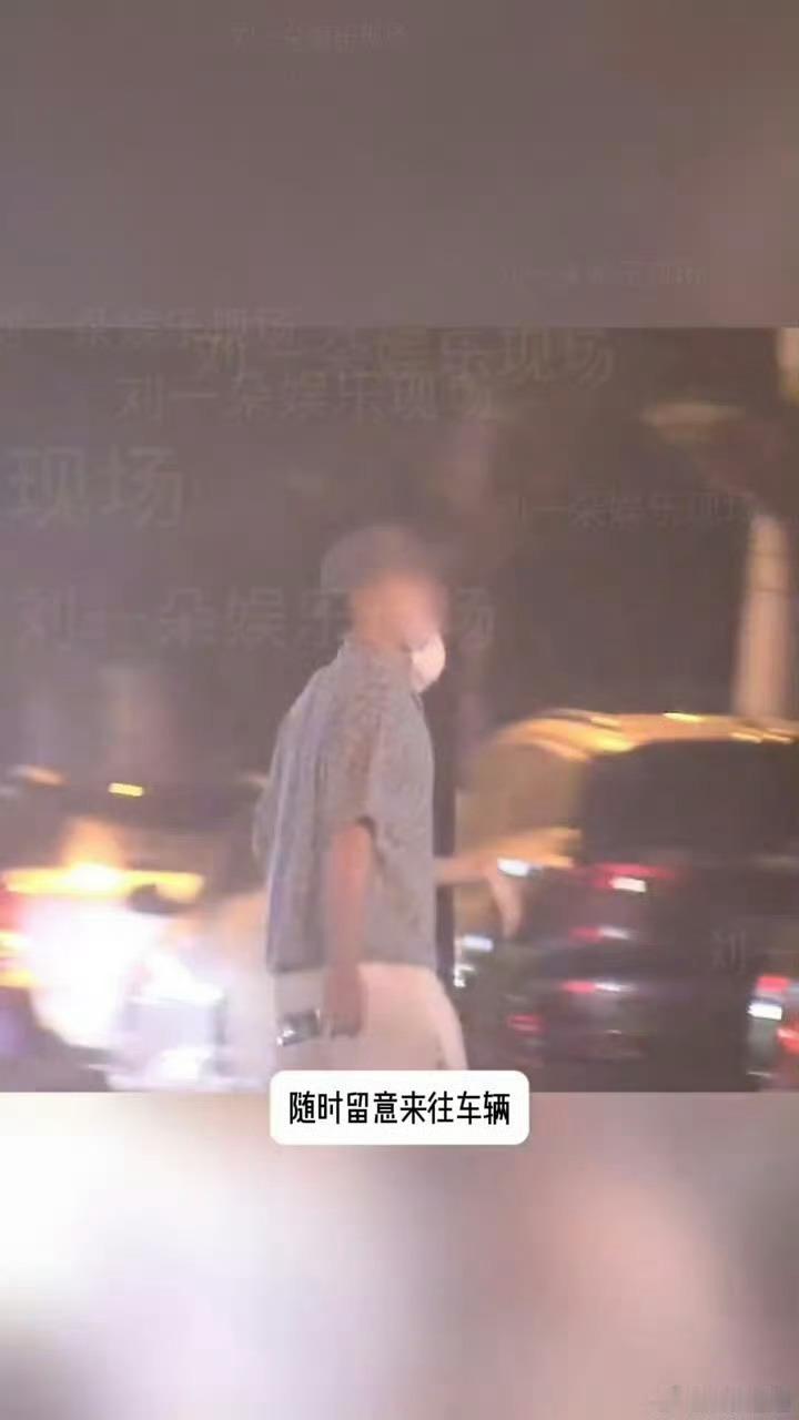 曝唐诗逸恋情刘大锤拍到唐诗逸和一名男子看完话剧又去按摩店，还在路上手牵手，最后又
