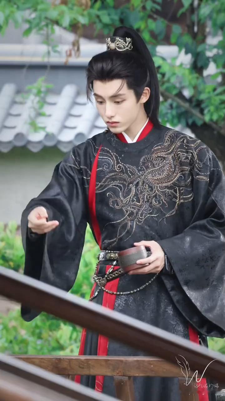 董思成 x 恰逢春丨许凤佳今日三套造型 完全天选古人来的