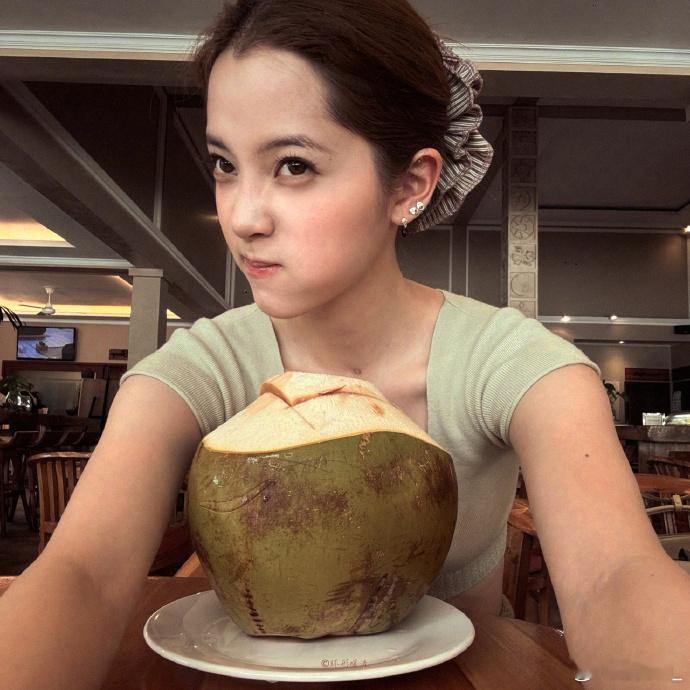 欧阳娜娜有自己的offer欧阳娜娜的入职Vlog让我看到了不一样的她。以前觉得她