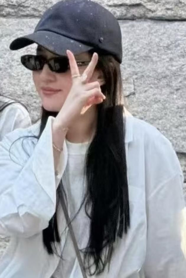 刘亦菲又自己剪头发了，

内娱独一份的反内卷女王

刚刷到刘亦菲回北电参加同学聚