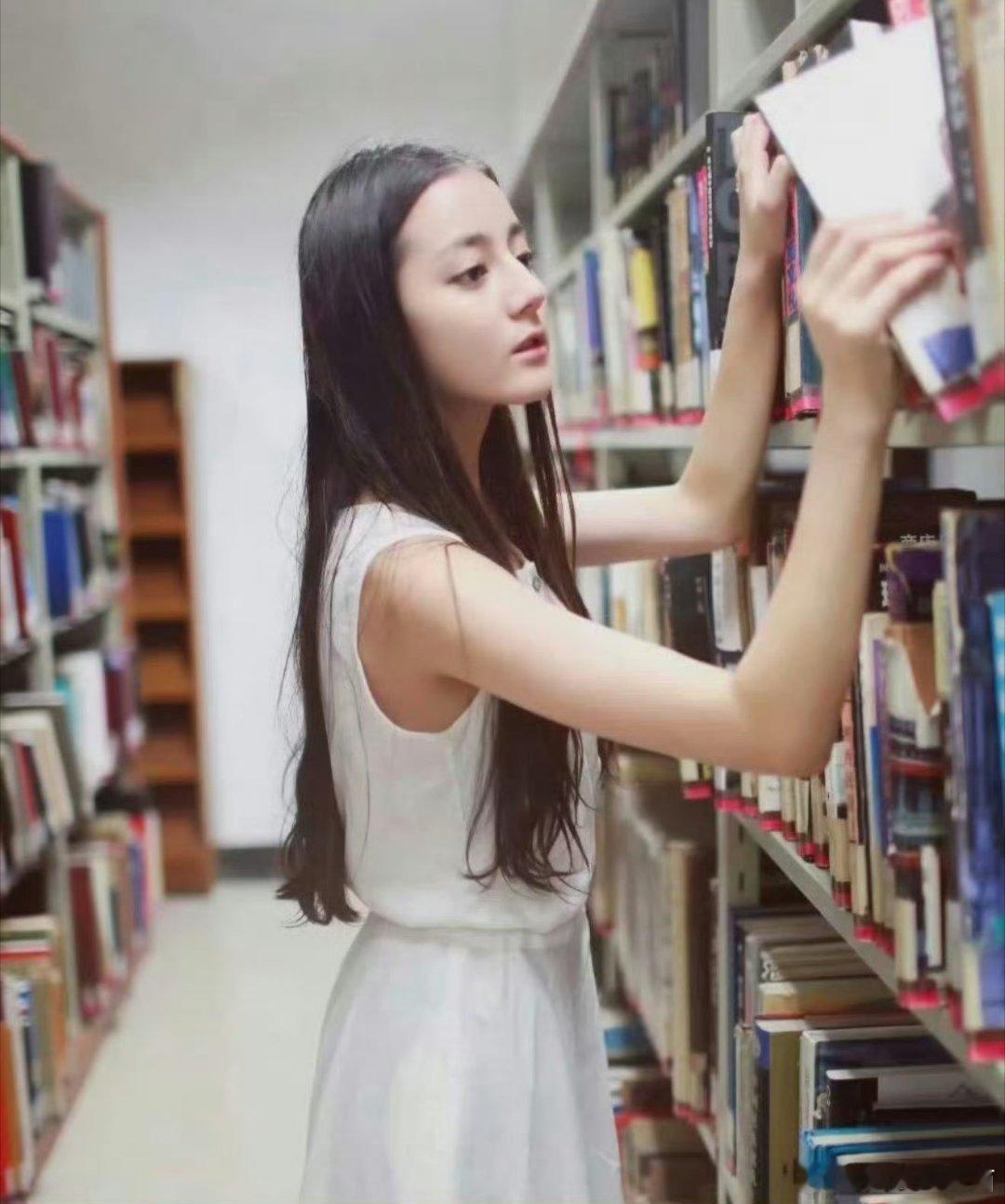 迪丽热巴大学时期的照片完全不需要修饰的美啊。 