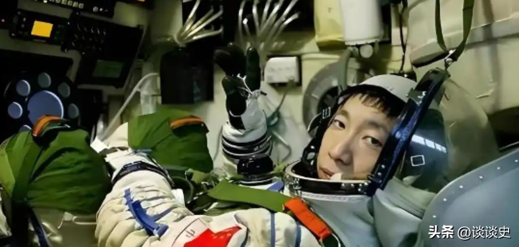 2003年，杨利伟在太空听到“咚咚”声，回到地面工程师用木头、金属、橡胶各种敲让