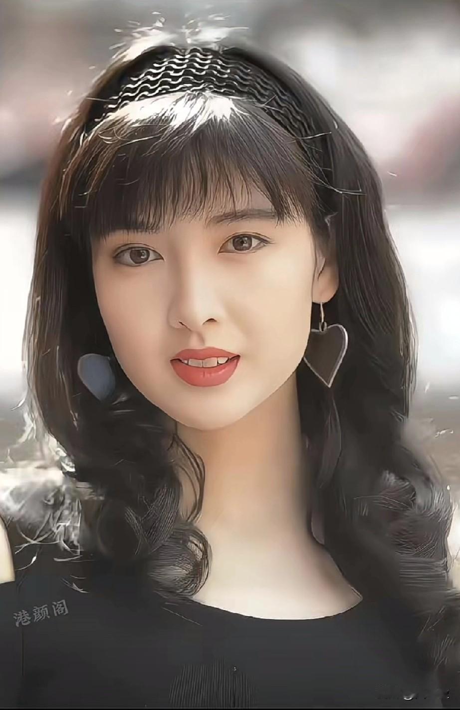 她曾誉为香港玉女掌门人
在事业大红大紫时，她为爱退出娱乐圈，35年来被绿了8次，