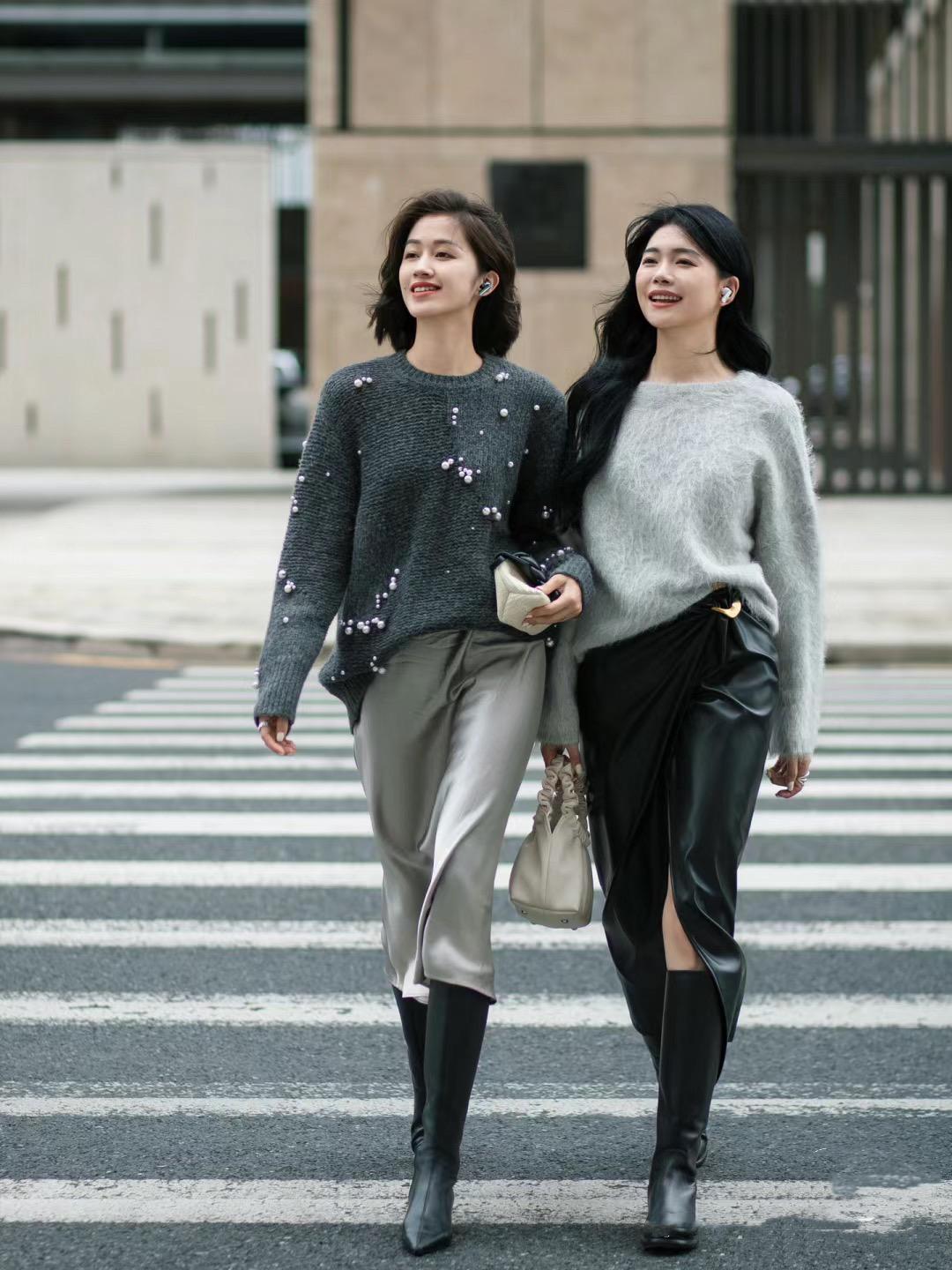 秋冬穿衣没头绪？基础款式、个性搭配，照搬照穿就对了！
这对姐妹花喜欢用基础款的服