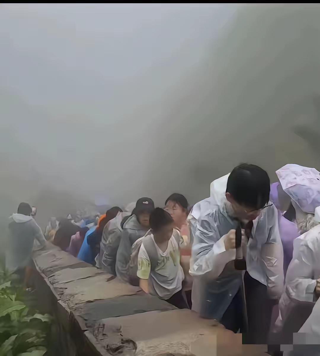 泰山下雨，去泰山玩的游客就遭罪了，很多人只能睡在厕所，竟然还没位置。
很多人觉得