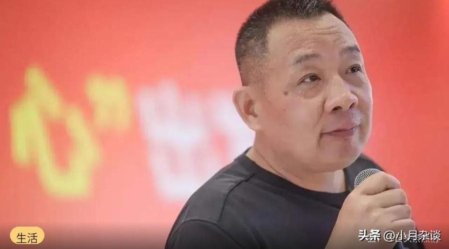 胖东来「4年不续签」的事发酵两天，于东来亲自回应了，律师们也下场解读：这到底违不