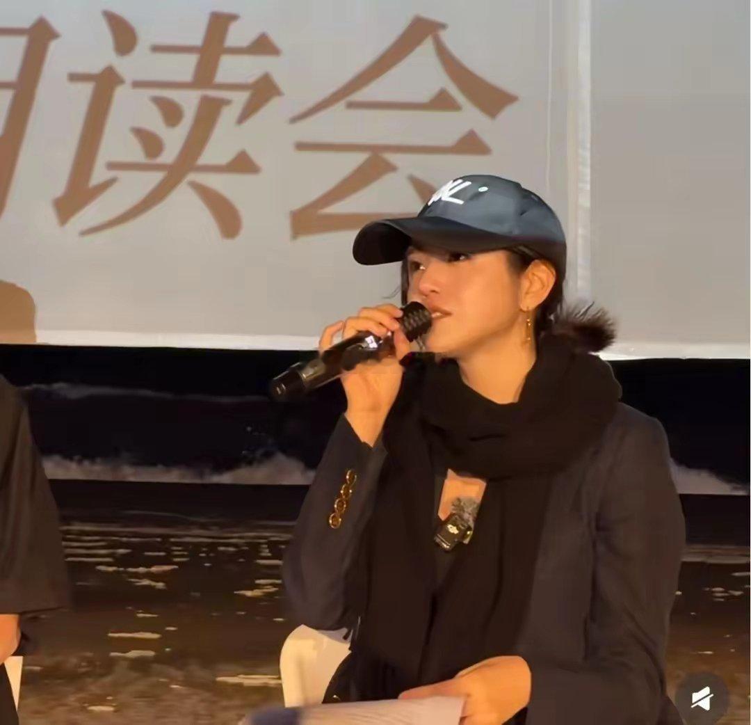 陈妍希在阿那亚参加朗读会，大夏天穿大衣戴围巾，网友：不热吗？ ​​​