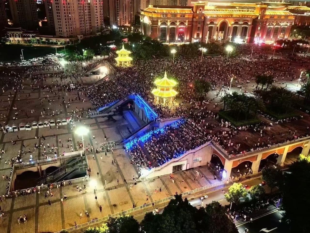 今晚厦门集美看烟花的人！打脸了，整个网络都在唱衰厦门留不住人，特别是福州人，天天