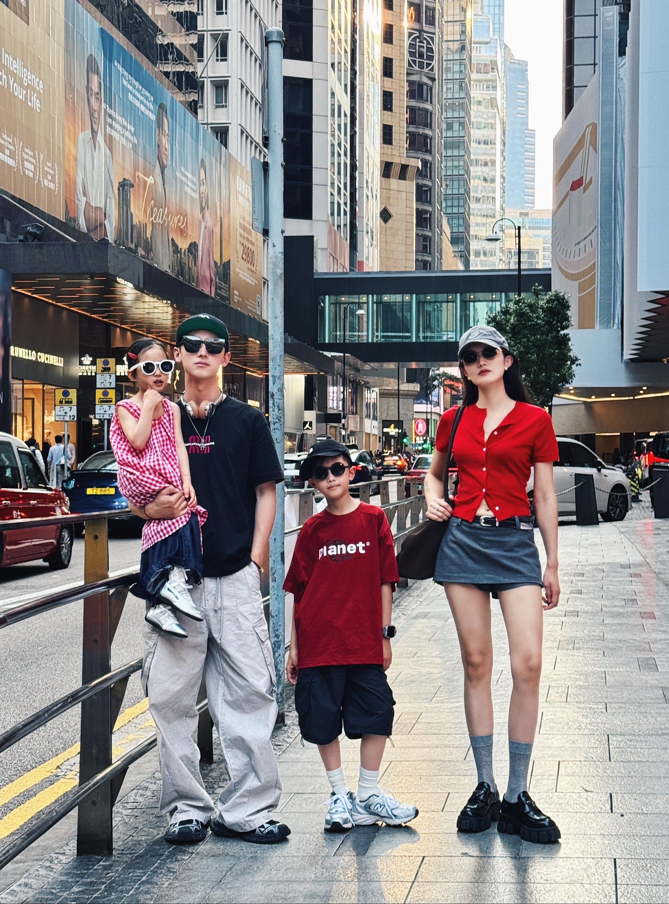 一家四口在香港街头拍到了人生照片！！！- 妈耶～这一家四口～ 跟香港街...