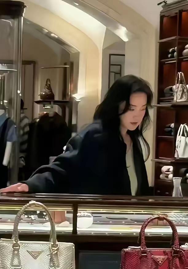 贾玲骨子里是个“冷漠”的人，她从来不幽默，她以前只是在表演幽默。

  很多人还