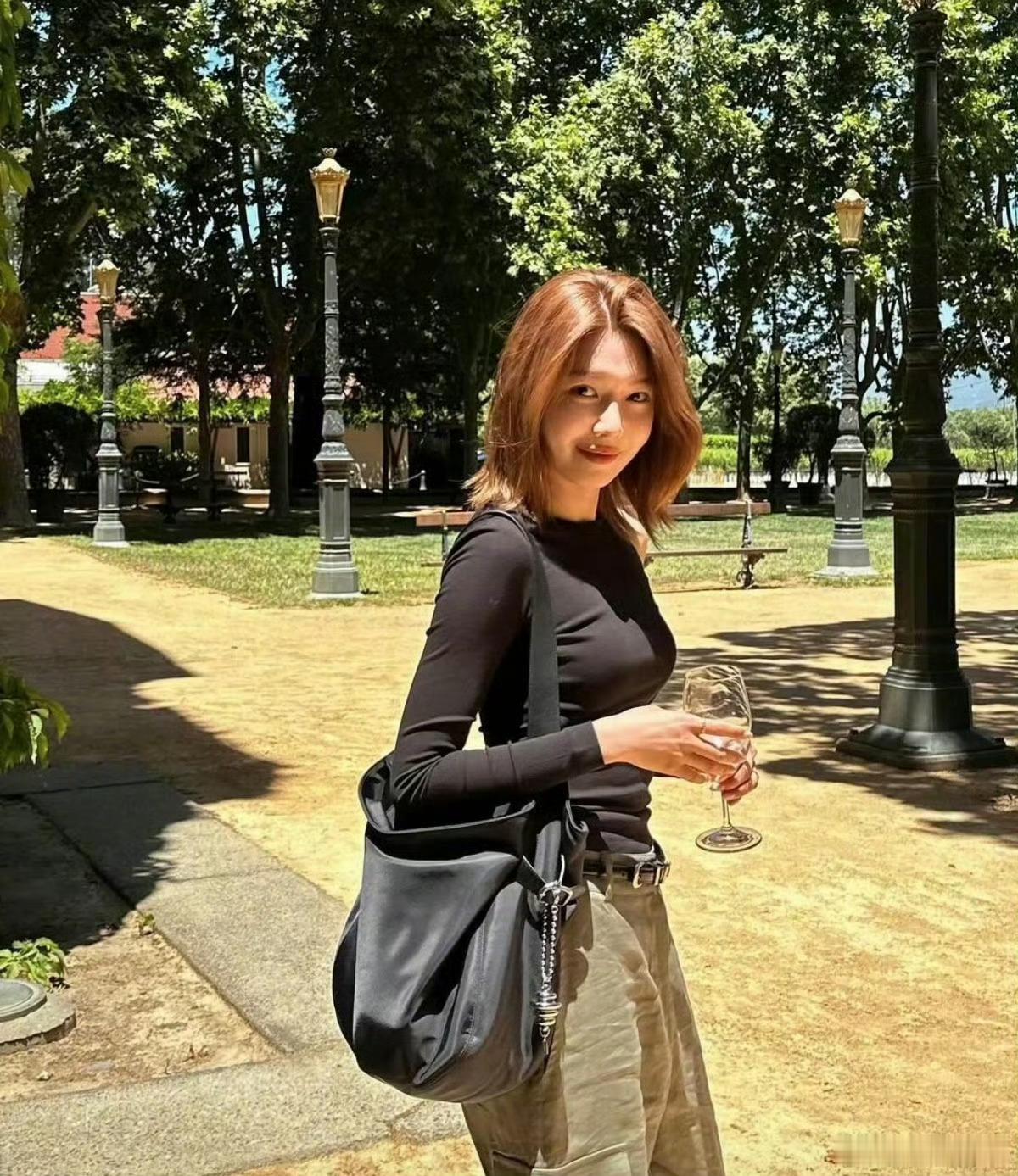 郑敬淏晒和崔秀英养的狗 郑敬淏早上还在晒和崔秀英养的狗，配文“放屁精”。下午就宣
