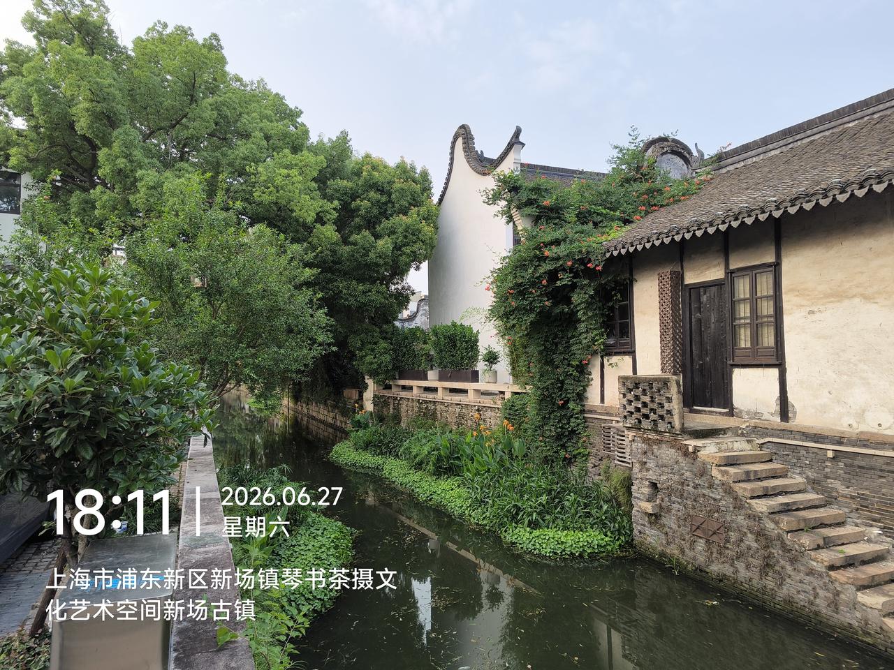 日景与夜景
选了7个位置，同一地点不同时间的照片，我还是喜欢这条河道两侧的景色，