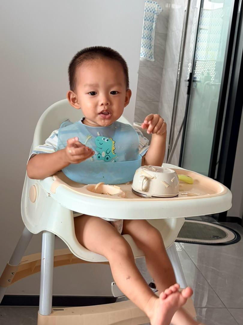 吃早餐了，给娃买的小面条吃完了，今天跟我们吃老家买的小麦面条。一边吃一边玩，吃多