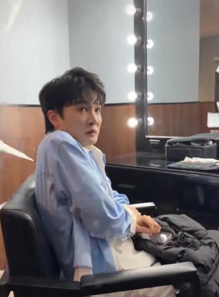 周深0.29秒文学 0.29秒，周深能配合拍出让人惊艳的视频，纸张掉落，他眼神里