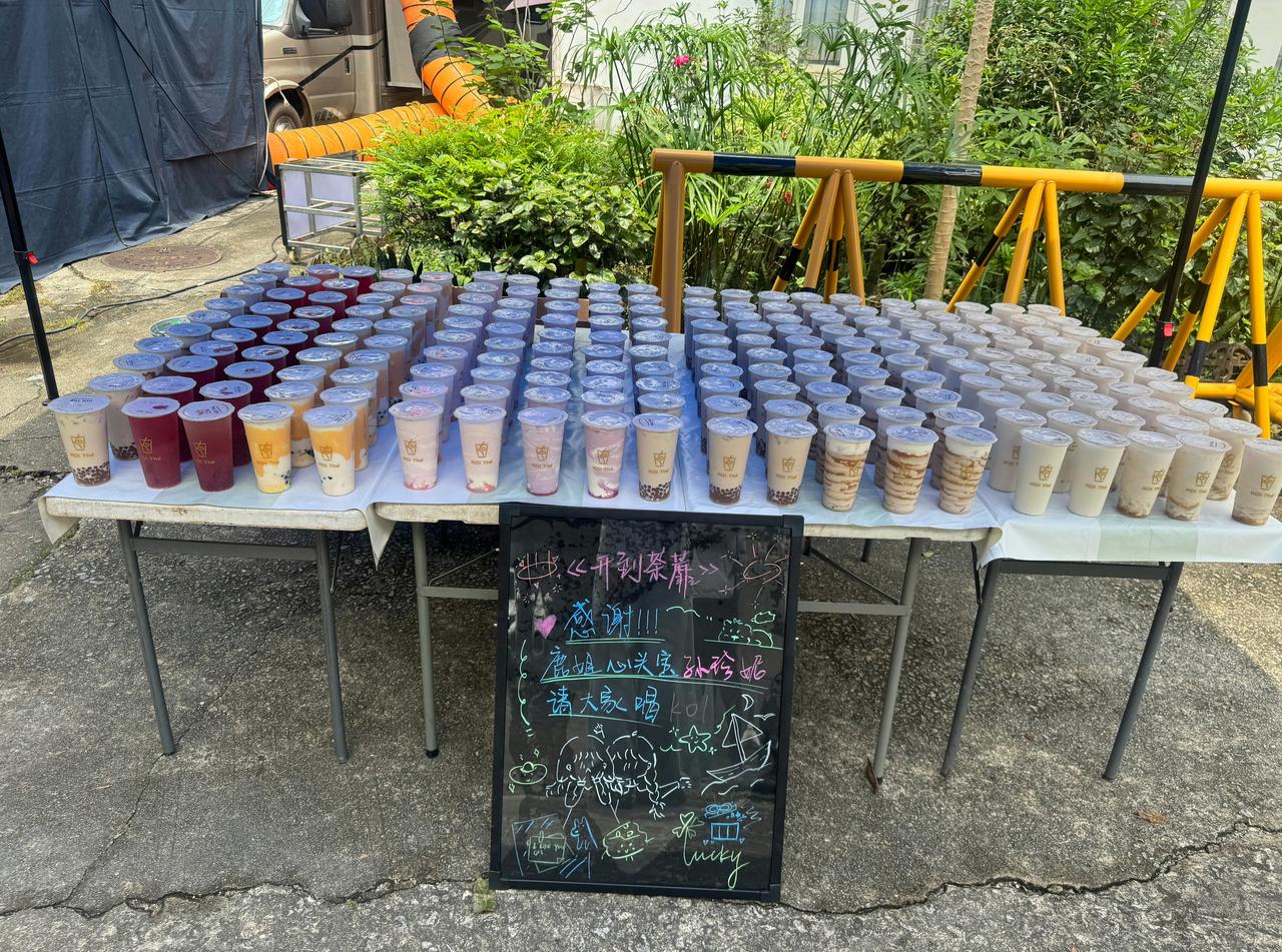 好女孩们互请中——
期待我家珍妮在拍的《再见依然红着脸》祝云雀 也祝鹿鹿拍摄顺利