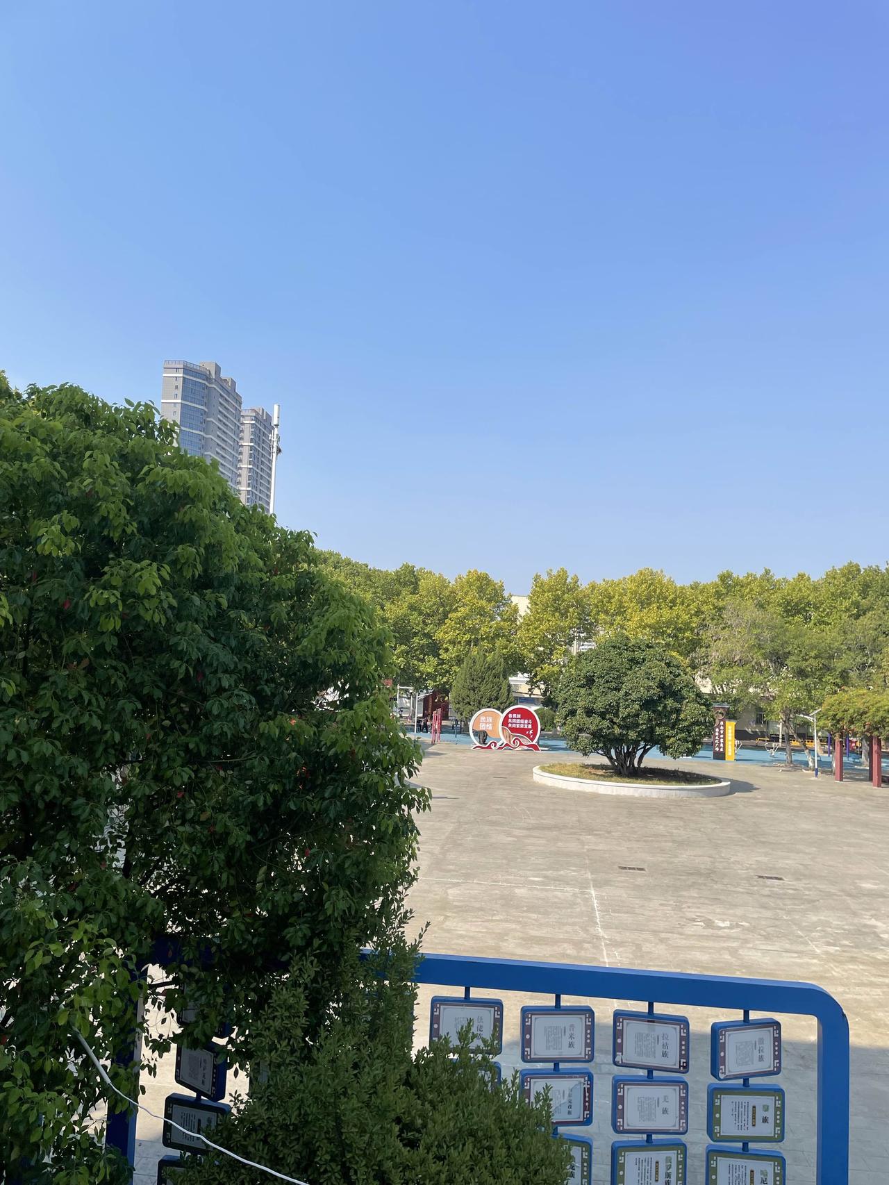 我居住的小区文体广场经常办丧事，唢呐响起，吹奏的乐曲不伦不类，小区广场很长一段时