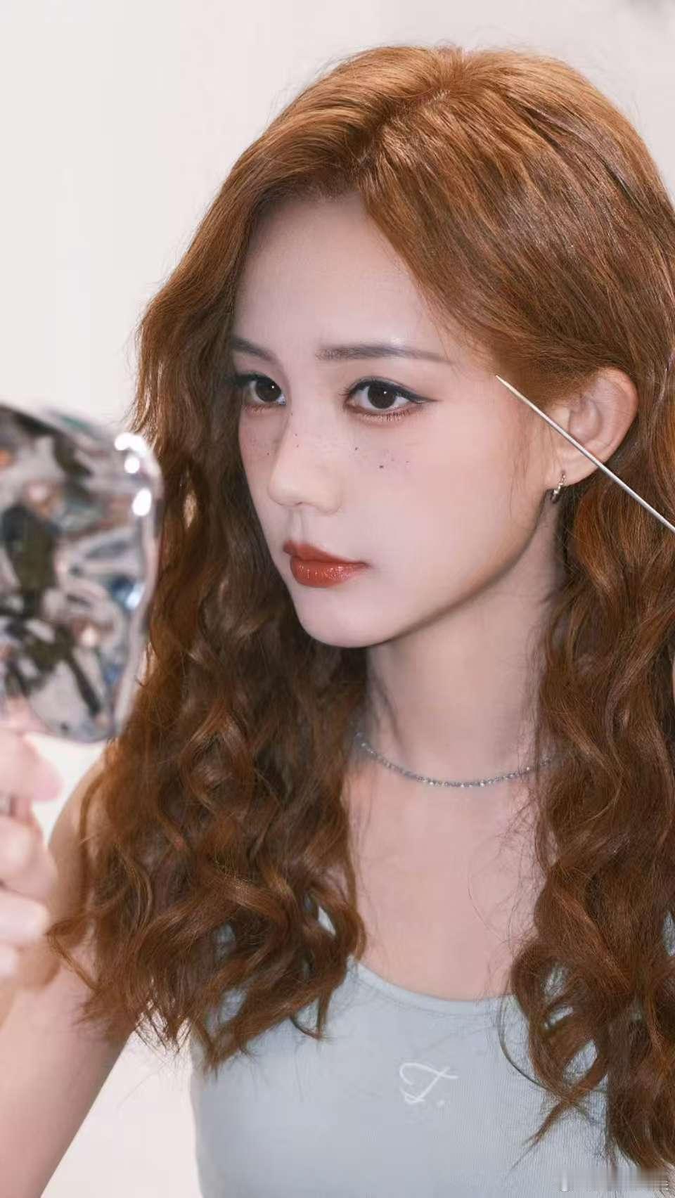 李一桐卷毛雀斑妆李一桐拍摄碎片李一桐拍摄碎片，卷毛雀斑妆，[送花花][送花花][