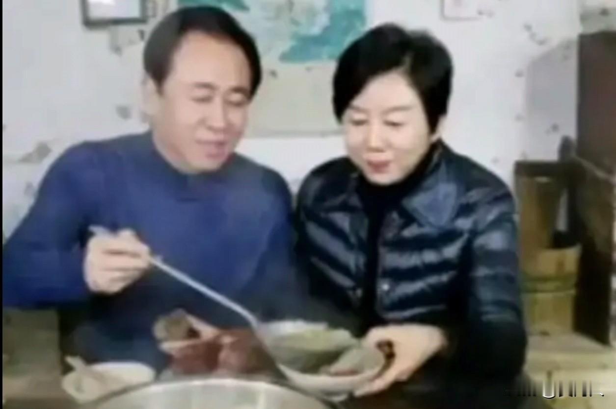 一对狼狈为奸的夫妻：许家印和丁玉梅的“恩爱照”蒙骗了无数国人
 
多年以来，许家